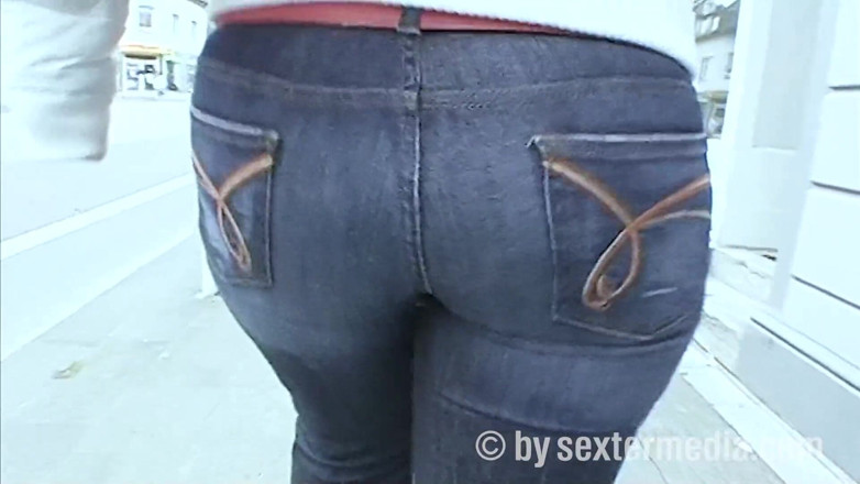Sextermedia by Pete: Une MILF brune au cul magnifique et aux seins magnifiques