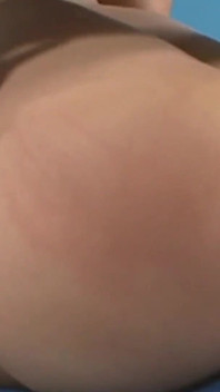 Esta sexy se mete el culo para digitación para gotear jugos para los fuertes golpes.