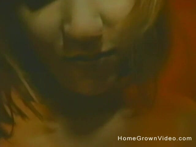 Homegrown Amateurs: Amatérka saje ptáka ve vaně s malými kozami