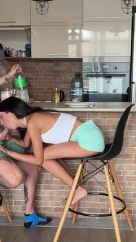 Cuckold xem một cách chu đáo khi người yêu của anh ấy bị prani đụ và bắn tinh trong miệng và âm hộ của cô ấy