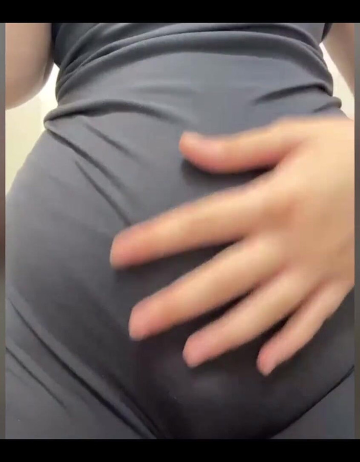 JuiceLussie: Futai anal extrem în camera publică