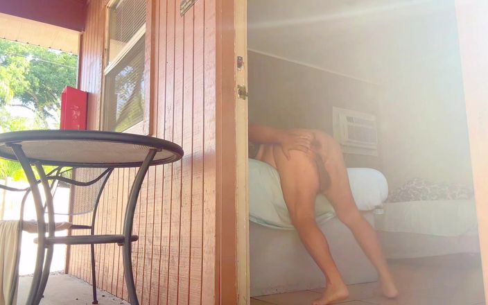 Hand-Free-Daddy-Chub: Fat Mall Cop åker på camping
