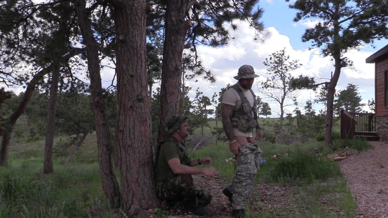 MasculineJason - Jason Collins: Jason Collins militaire afspraak in het bos!