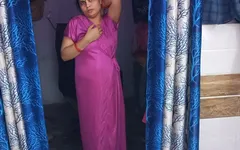 Sevimli Hintli çift kırmızı gecelikle gizlice seks yapıyor