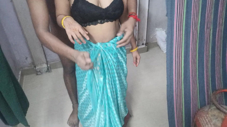 Hindi-Sex: Peituda indiana milf indiana seduzindo marido