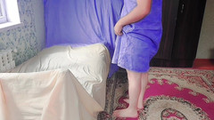 Kitty_Cross: Adorable mariquita posando con piruleta gigante en la cama