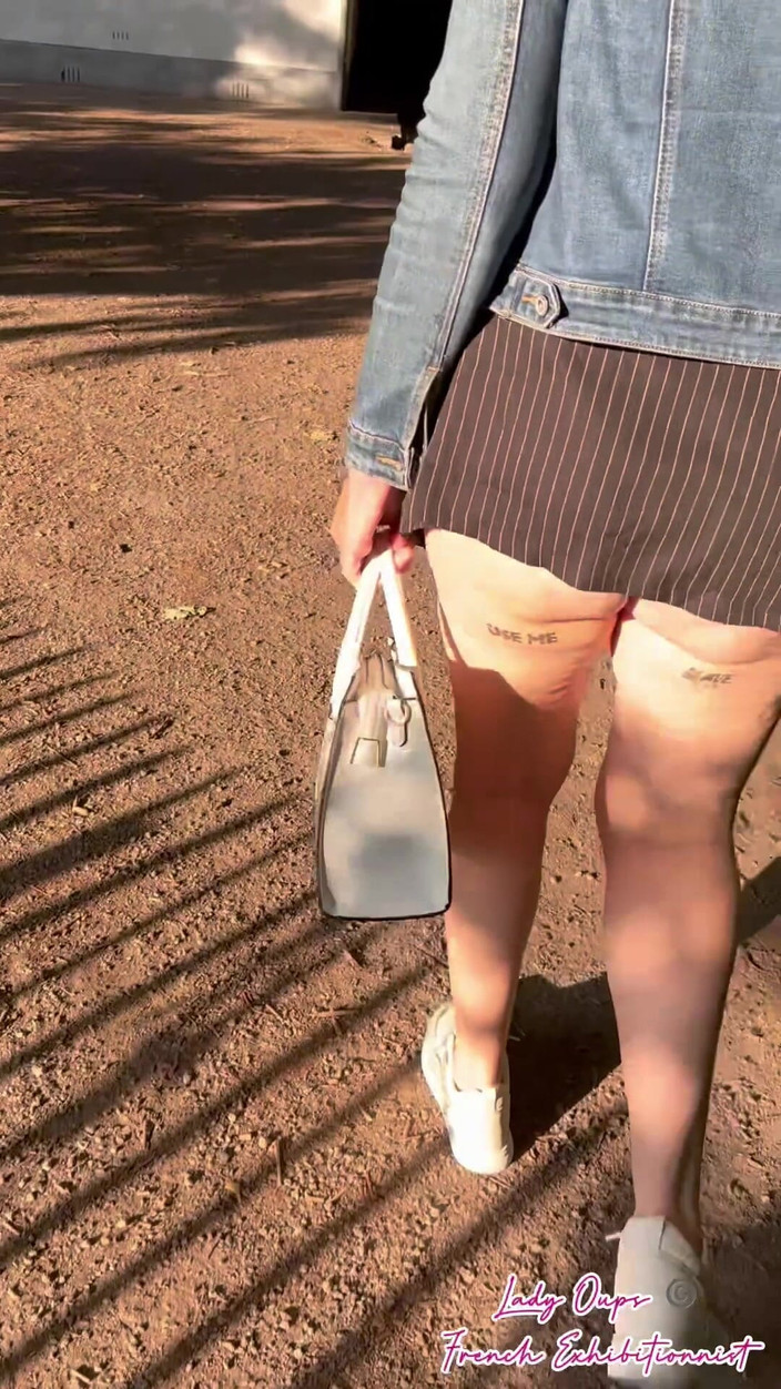 Lady Oups: Mikro etek anal tıkaç ve köle yaka ile halka açık...