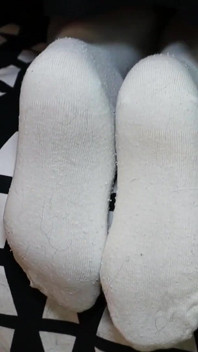 Beyaz overknees ve loafers'ta naylon oyun - ince çorap katlama eğlencesi