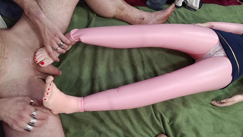 kickerscooter: Footjob với móng tay màu đỏ