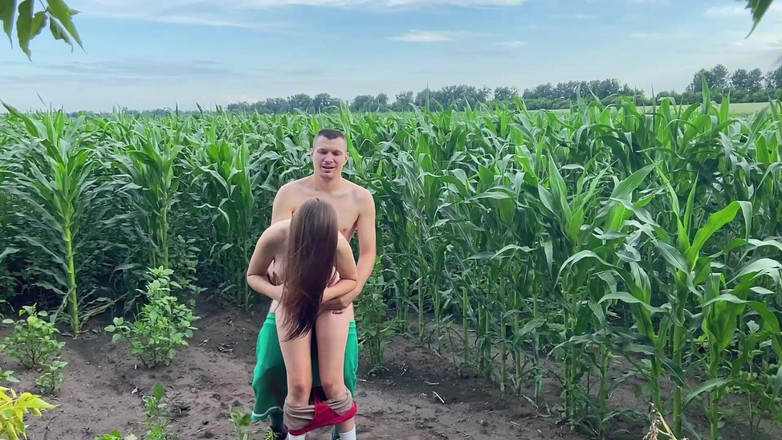 Airaccoon: Зведений брат займається публічним сексом зі зведеною сестрою під час прогулянки по кукурудзяному полю