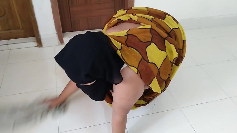 Aria Mia: Desi Sri Lankan Maid Clean Owner Room Just Then He...