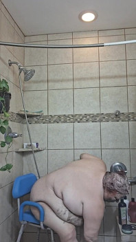 내 샤워 중 진흙 치료를 받고 있는 큰 미녀 간호사 Vicki!