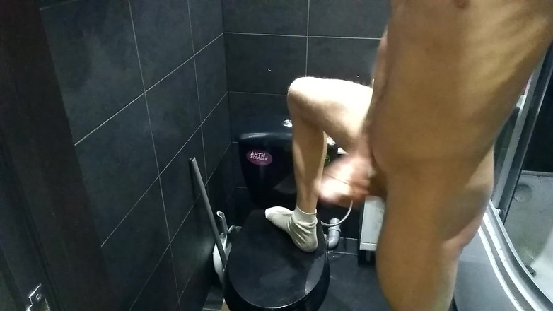 Boys in Action: Tio flaco con gafas masturbándose en el baño