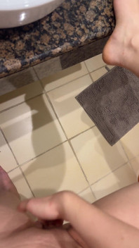 Její velké bradavky vidíte přes tričko