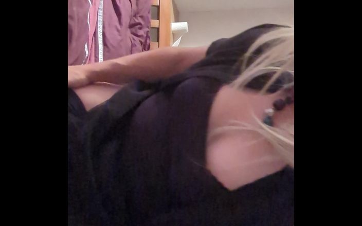 NikkiGee: 침대 앞에서 긴장을 풀고, 스타킹, 짧은 치마와 하이힐을 신어!