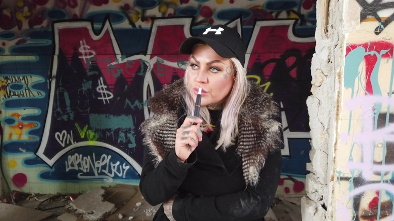 Fetish videos by Alex: Sarışın bayan elektronik sigara içiyor