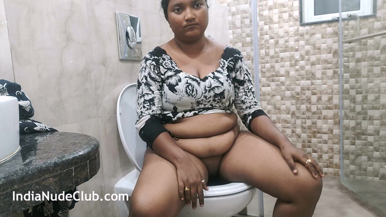 Indian college girls sex: Matrigna indiana bengalese in bagno sgrillettamento della sua figa grassa