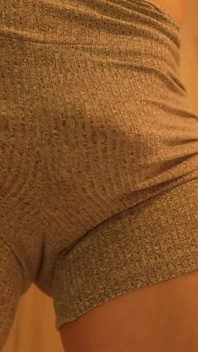 Memakai Pad Maxi, saya melancap dan menunjukkan pantat besar dan seksi saya dalam bingkap.