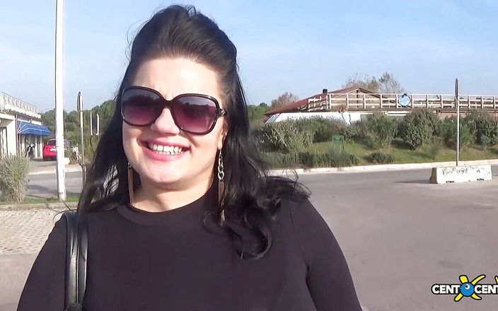 Topaweb: 在大厅的私人色情电影院里，Roberta Farnese对鸡巴的通常贪婪非常兴奋（完整电影）