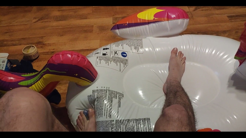 Floatie Boy: Дефляція мого надувного єдинорога ногами