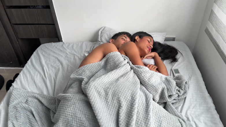 Erickandzoe: Saya Berbagi Kamar Hotel Dengan Latina Hermastra Saya Dan Saya...