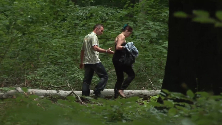 German amateur - 100% German hardcore videos: Brunette teef neukt in het bos