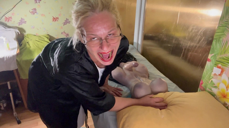 Putarankahotmilf: The Massager Give Handjob to the Erected Tranny Patient and...