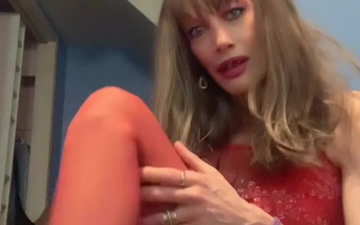 Lisa Luvly: Stoking silky merah