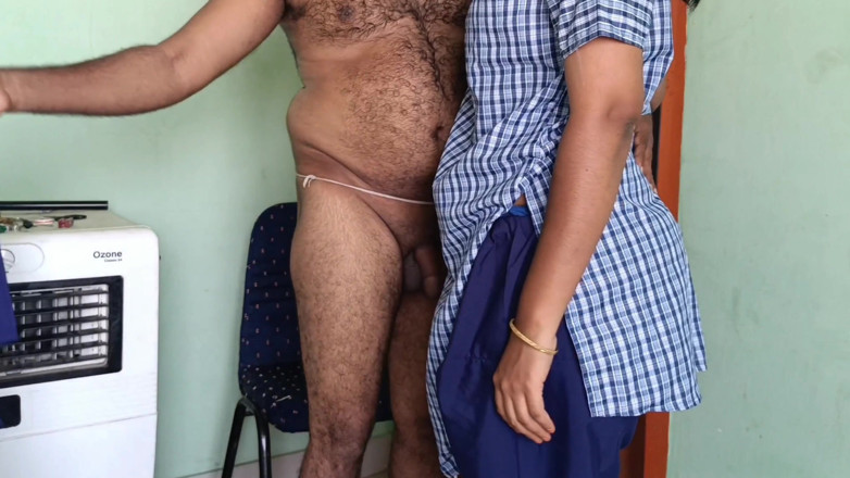 Palani69: Estudante compartilhou a cama com o professor durante o horário...