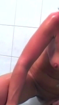 La mora matura allarga il culo con un grosso dildo in vasca