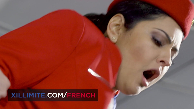 French girls at work: केबिन क्रू के साथ जोरदार लेओवर