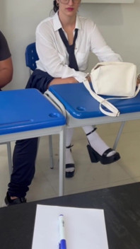 Mara arriva sempre in ritardo in classe e scopa l'insegnante per farla andare via