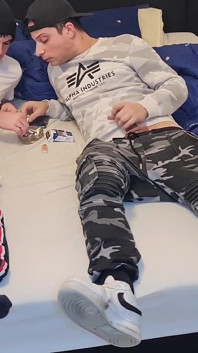 Sexy gay chlapci kouří, honí, sají a stříkají