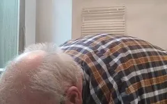 Eu tirando a roupa e brincando