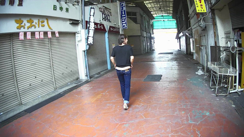 Mayumi Kanzaki: Jepang berjalan dengan pantatnya di luar ruangan