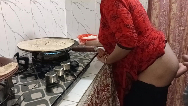 QueenbeautyQB: Indische stiefmoeder seksvideo in de keuken