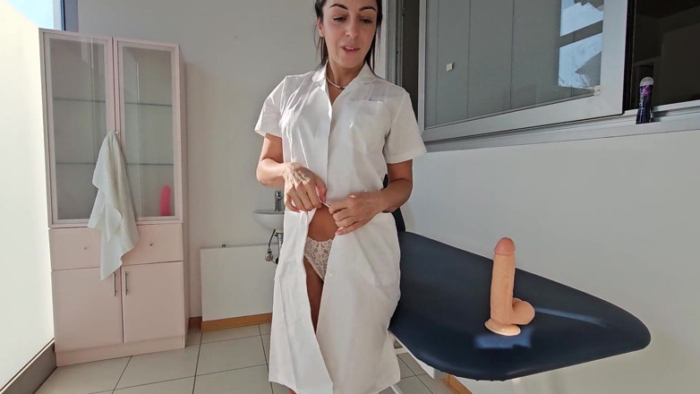 OnlyMayaxxx: Doktor seksi melancap di atas katil semasa menunggu pesakitnya