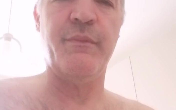 Setesesso7: Jag onanerar min kuk som ligger på golvet helt naken
