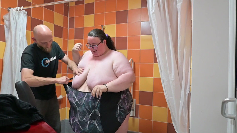 SSBBW Hunter: Ssbbw(अत्यंत बड़े आकार वाली खूबसूरत विशालकाय महिला) तंग तैरने वाले कपड़े पहनती है