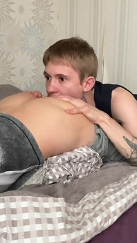 在他玩手机的时候舔了一个男人的菊花，然后操了他紧致的菊花，第1部分