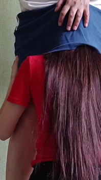 Moje plachá sousedka mi vylezla pod sukni, aniž by se mě zeptala, ale líbilo se mi to