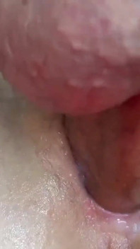 Milf met perfect poesje krijgt een geweldige creampie