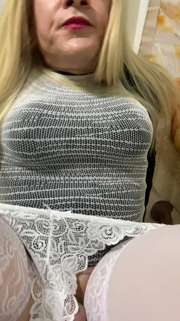 MadisonCD2025: Amatoare curvă sexy Sissy Crossdresser Trans Sunt ciorapi albi și tocuri...