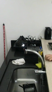 La donna delle pulizie mi ha succhiato il cazzo in cucina