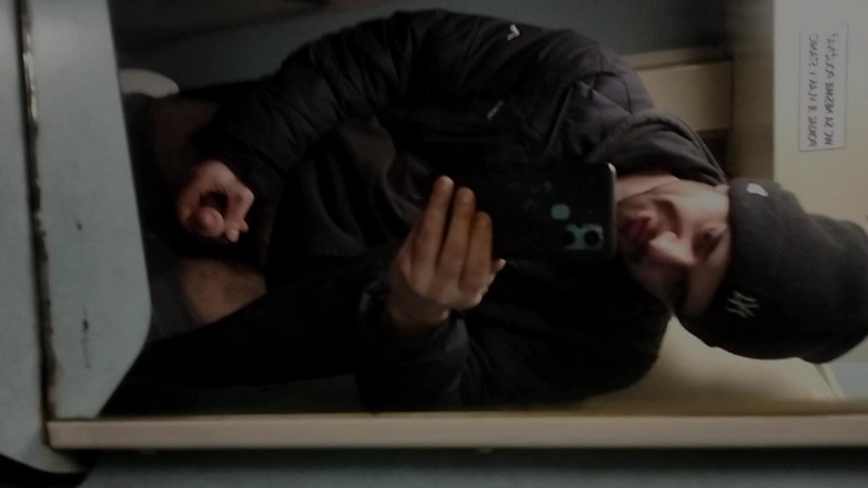 jerkofflover: 冬の電車のトイレでオナニーしてる