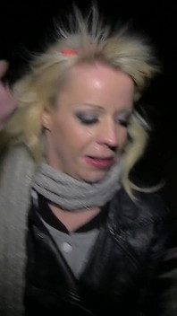 Loira galesa skank sai em uma noite fria congelando para se tornar uma puta de quatro e aquecer paus de estranho
