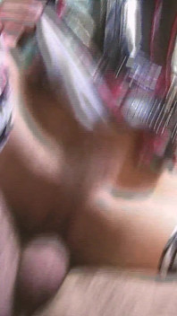 穿着性感内衣的金发和黑发女郎的恋物癖女郎群交派对，双洞齐插和群射