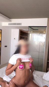 의붓형제는 드론을 사용하여 토플리스 셀카를 찍는 라틴 의붓여친을 포착하고 결국 무슨 일이 일어나는지 보십시오.