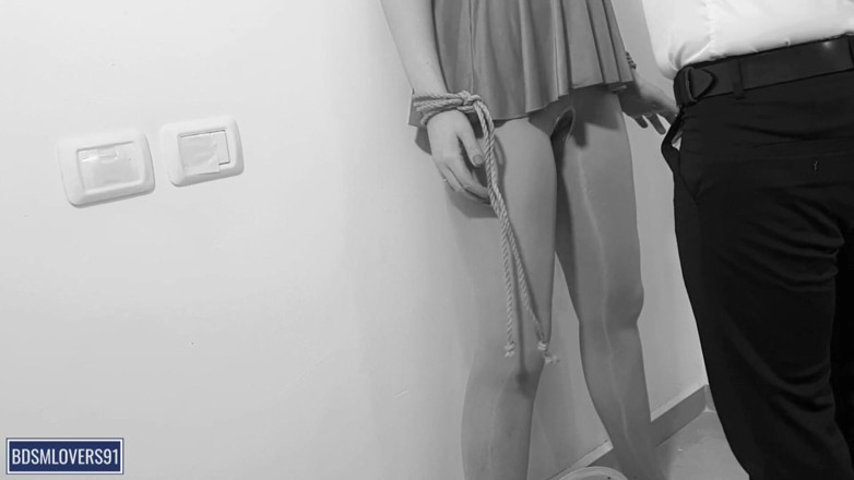 Bdsmlovers91: Kencing di dalam ember bikin aku nangis