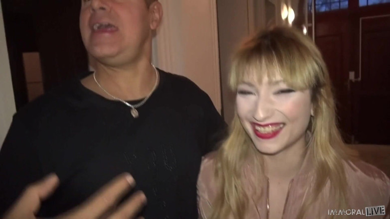 Immoral Live: Ejaculare în nimfomană cu sânii mari naturali